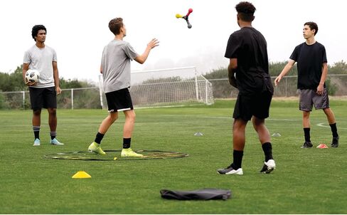 مدرب الالتقاط التفاعلي SKLZ لتحسين التنسيق بين اليد والعين والسرعة، رمادي/أصفر/أحمر in Kuwait