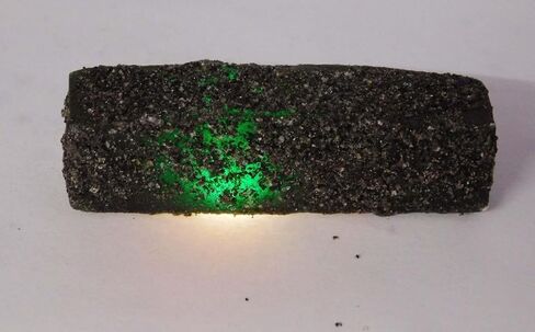Natural 79 Carat GREEN Emerald Uncut CERTIFIED Rough Huge Raw Gemstone in Kuwait