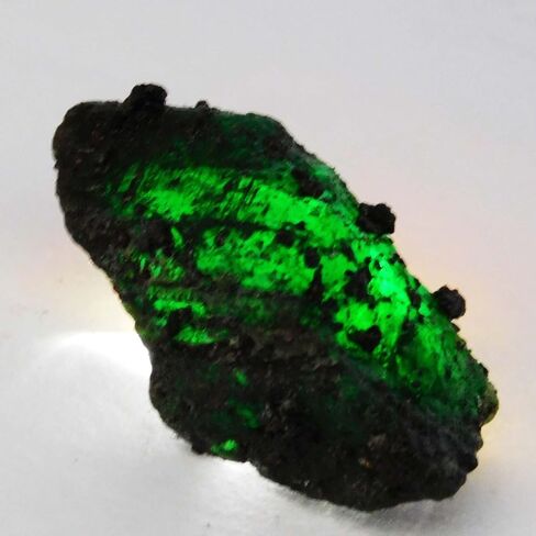 Natural Green Emerald 116.9 Ct CERTIFIED Uncut Earth-Mined Rough Gemstone in Kuwait