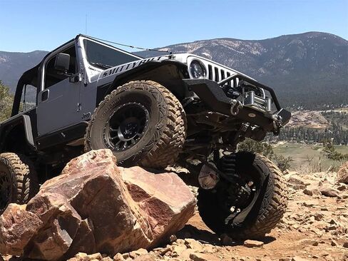 Smittybilt XRC Rock Crawler Winch المصد الأمامي مع واقي الشبكة وحوامل D-ring (أسود) - 76800 in Kuwait