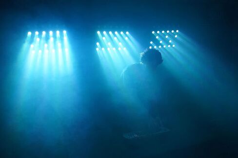 Rockville Stage Matrix 36 RGB 6x6 أضواء LED مصفوفة ثلاثية الألوان، تحكم DMX512 بـ 108 قناة، Powercon داخل/خارج، زاوية شعاع 3 درجات، غسيل ساطع 130 وات لأحداث نوادي مرحلة DJ، 6 قطع in Kuwait