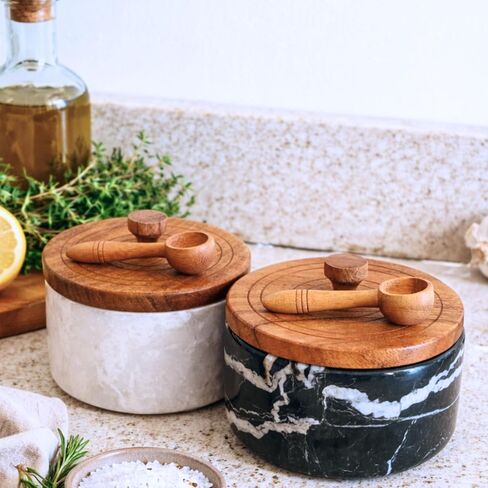 أوعية ملح وفلفل رخامية مع ملعقة، وأقبية ملح بغطاء وملاعق، وحوامل ملح وفلفل، وأقبية ملح وفلفل، وأوعية ملح وفلفل رخامية بغطاء خشبي - أبيض/أسود in Kuwait