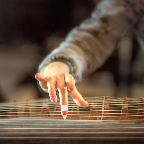 مجموعة أدوات ممارسة Guzheng سميكة متوسطة الحجم لأصابع القرن وأغطية أظافر Guzheng للاعبين بلون عشوائي in Kuwait