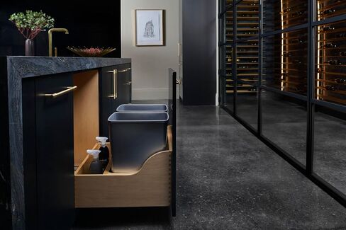 Rev-A-Shelf فضي معدني مزدوج 32 قيراط. حاوية نفايات قابلة للسحب من خشب القيقب مع إغلاق ناعم و(1) غطاء لخزائن قاعدة مقاس 24 بوصة in Kuwait