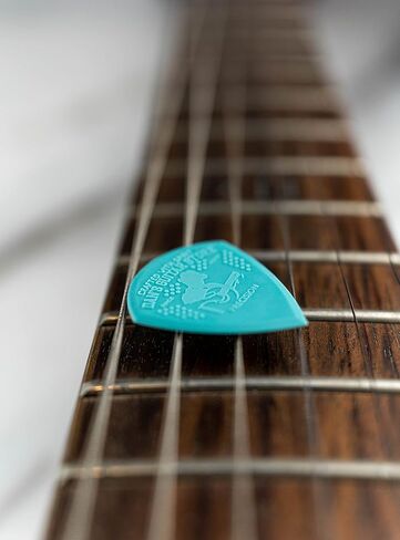 حزمة اختيار دقيقة من متجر Dan's Guitar - 10x اختيارات دقيقة و10x 0.7 ملم اختيارات دقيقة - 20x أقصى قدر من الدقة عالية الوضوح للمحترفين in Kuwait