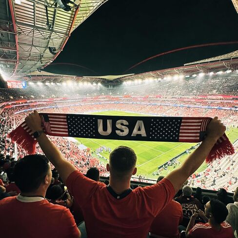 مجموعة بضائع مشجعي كرة القدم الأمريكية مكونة من 8 قطع - ديكورات حفلات بطولة كرة القدم 2026 - وشاح العلم الأمريكي باللونين الأحمر والأبيض والأزرق والوشم المؤقت - ديكور بطولة كرة القدم للجماهير ويوم اللعبة in Kuwait