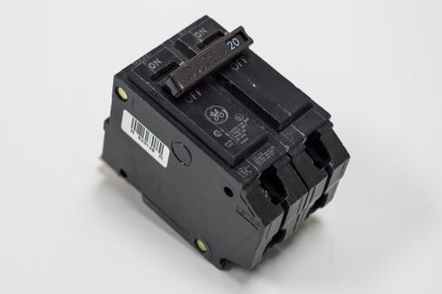 GE THQB2180 قاطع دائرة مصغر THQB من النوع THQB، ثنائي القطب 80 أمبير 120/240 فولت تيار متردد، ملون in Kuwait