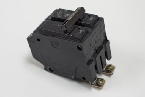 GE THQB2180 قاطع دائرة مصغر THQB من النوع THQB، ثنائي القطب 80 أمبير 120/240 فولت تيار متردد، ملون in Kuwait