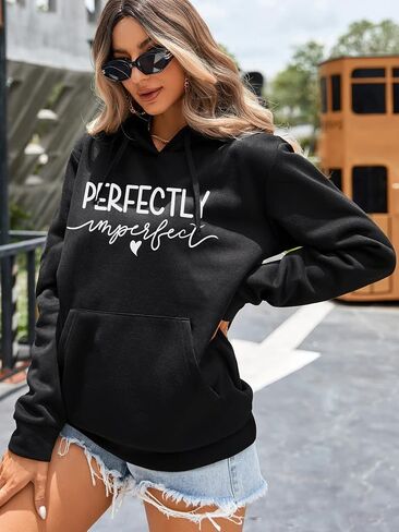 سويت شيرت سويت شيرت بقلنسوة للنساء من SweatyRocks مطبوع عليه قلب وشعار لطيف مع جيب in Saudi Arabia