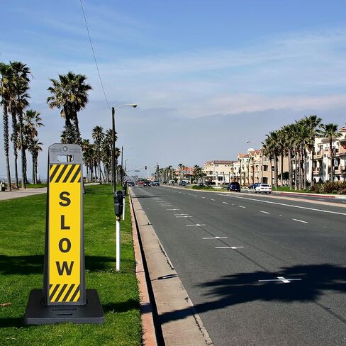 مجموعة لافتات لوحة عمودية SmartSign SLOW LotBoss مع قاعدة مطاطية، مزدوجة الجوانب، 7.875 بوصة × 35.5 بوصة 3M، لافتة موقف سيارات عاكسة للضوء بدرجة مهندس، إطار بلاستيكي، صناعة أمريكية in Kuwait