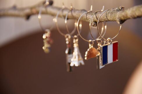 سحر زجاج النبيذ من Serendipity France، هدية فرنسا، معرفات الزجاج الفرنسي، تشمل السحر برج إيفل باريس، النبيذ الفرنسي، العطر، العلم والكرواسون in Kuwait