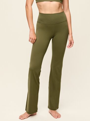 Old Navy High-Waisted StudioSmooth Flare Leggings - Hearthwood in Kuwait