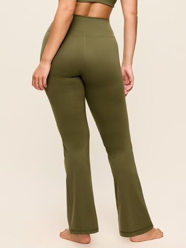 Old Navy High-Waisted StudioSmooth Flare Leggings - Hearthwood in Kuwait