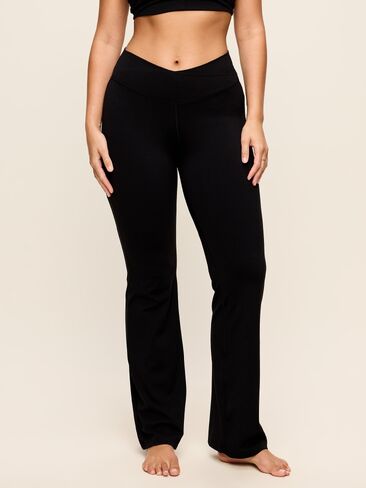 Old Navy Crossover-Waist StudioSmooth Flare Leggings - Black Jack in Kuwait