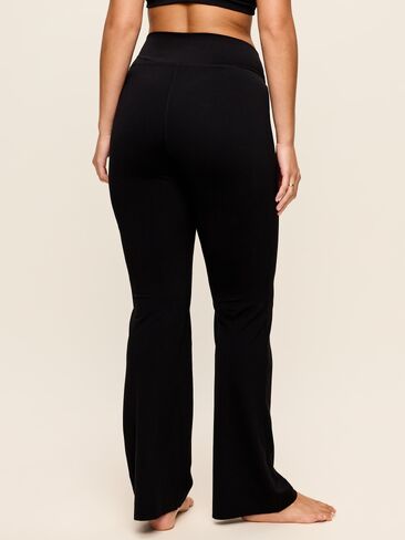 Old Navy Crossover-Waist StudioSmooth Flare Leggings - Black Jack in Kuwait