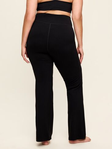 Old Navy Crossover-Waist StudioSmooth Flare Leggings - Black Jack in Kuwait