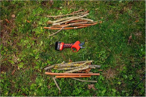 FELCO 2e Electric Pruning Shears with Cut Shield Safety, F-Tech Coated Blade, 10.8V Lithium Battery – Professional Cordless Garden Pruner in Kuwait
