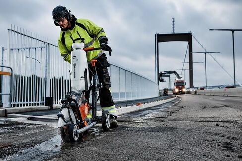 Husqvarna K770 14-Inch Gas Power Cutter, Updated 2026 Version, Cuts 5 Inches Deep, Concrete Cut-Off Saw, Model 970850301 in Kuwait