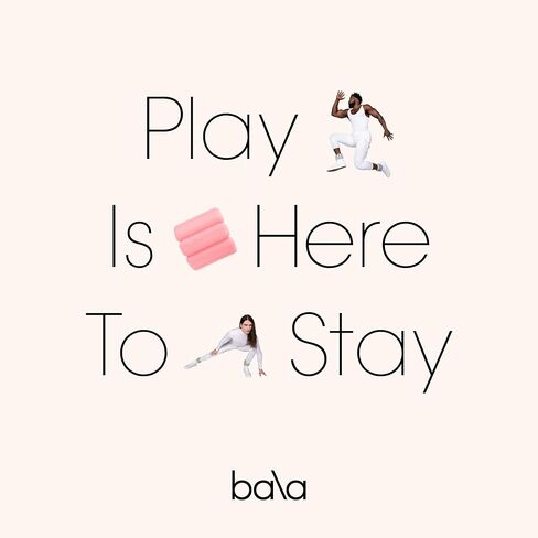 منشفة Bala Play Mat - منشفة غير قابلة للانزلاق مصممة لليوجا وحصيرة البيلاتس والتدريب الأساسي والمزيد - تناسب بساط التمرين - ملحقات اللياقة البدنية - مقاس 71.4 بوصة × 26.5 بوصة - أحمر الخدود in Kuwait