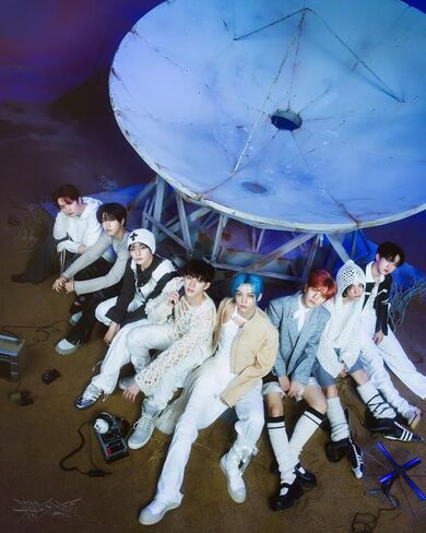 Stray Kids 樂-STAR ROCK-STAR 8th Mini Album CD+Contents+Photocard+Tracking Sealed SKZ (Standard ROLL Version) in Kuwait