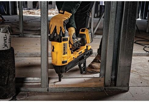 Dewalt 20V Max Cordless Concrete Nailer Kit in Kuwait