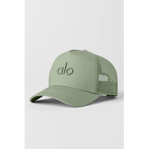 Alo Yoga District Trucker Hat - Dune Grass - Dune Grass / One Size in Saudi Arabia