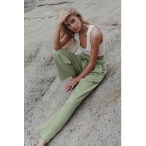 Alo Yoga Accolade Straight Leg Sweatpant - Dune Grass in Kuwait