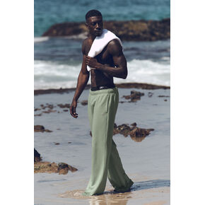 Alo Yoga Accolade Straight Leg Sweatpant - Dune Grass in Saudi Arabia
