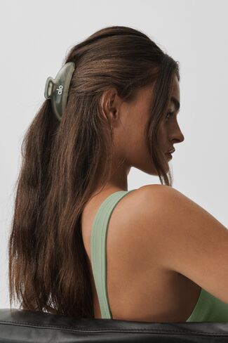 Alo Yoga Acrylic Illusion Claw Clip - Dune Grass/Chrome - Dune Grass/Chrome / One Size in Kuwait