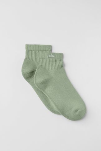 Alo Yoga Quarter Crew Street Sock - Dune Grass in Kuwait