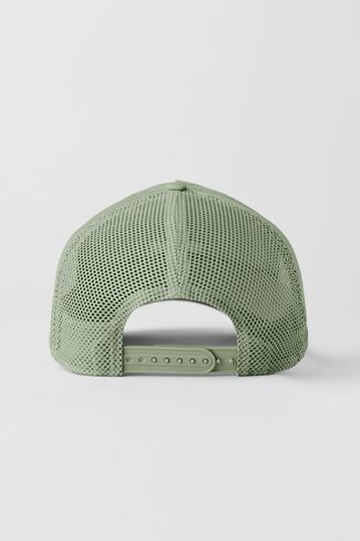 Alo Yoga District Trucker Hat - Dune Grass - Dune Grass / One Size in Kuwait