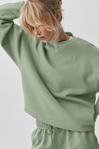 Alo Yoga Accolade Crew Neck Pullover - Dune Grass in Kuwait