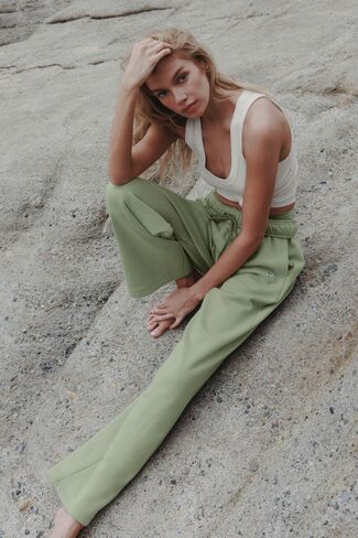 Alo Yoga Accolade Straight Leg Sweatpant - Dune Grass in Kuwait
