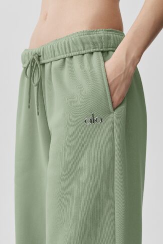 Alo Yoga Accolade Straight Leg Sweatpant - Dune Grass in Kuwait