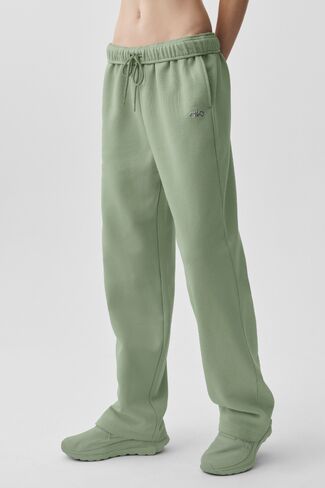 Alo Yoga Accolade Straight Leg Sweatpant - Dune Grass in Kuwait