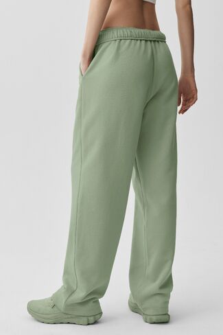 Alo Yoga Accolade Straight Leg Sweatpant - Dune Grass in Kuwait
