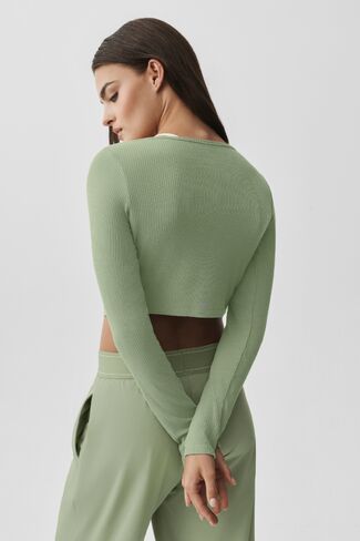 Alo Yoga Ribbed Cropped Whisper Cardigan - Dune Grass in Kuwait