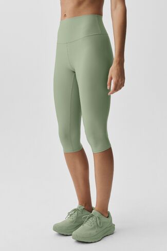 Alo Yoga 16" High-Waist Airlift Capri - Dune Grass in Kuwait