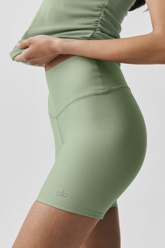 Alo Yoga 5" Airlift Energy Short - Dune Grass in Kuwait
