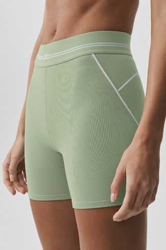 Alo Yoga 4" Airbrush High-Waist Heart Throb Short - Dune Grass/White in Kuwait