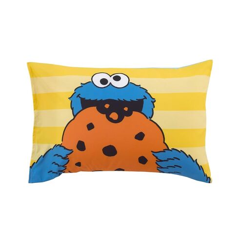 Sesame Street Best Friends Blue, Red, Yellow 4Piece Toddler Bed Set - Comforter, Fitted Bottom Sheet, Flat Top Sheet, Reversible Pillowcase, Blue, Red, Yellow, Green in Kuwait