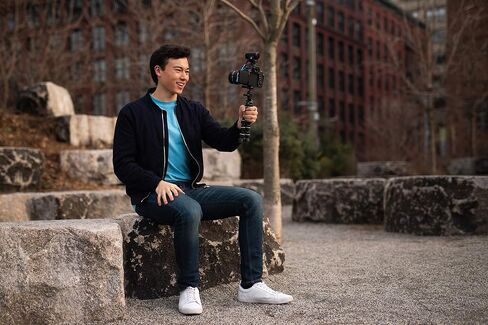 SENNHEISER Professional MKE 200 Directional On-Camera Microphone with 3.5mm TRS and TRRS Connectors for DSLR, Mirrorless & Mobile,Auxiliary | Supercardioid microphone with built-in windscreen and shock mount for vlogging, cameras and smartphones in Kuwait