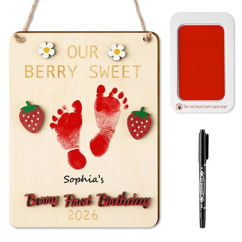 R HORSE Baby's 3D Berry أول عيد ميلاد DIY بصمة أو بصمة يد معلقة، علامة فنية ببصمة قدم خشبية بالفراولة، هدايا تذكار لحديثي الولادة للجنسين الطفل في عيد الميلاد الأول صور الدعائم ديكور الحضانة in Kuwait