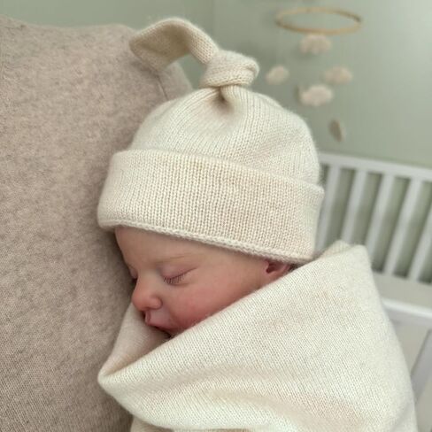 Jet&Bo BABY 100% Cashmere Baby Blanket Gift Set Luxe Knit 0-6M Natural | Grade A cashmere from Inner Mongolia, blanket, top knot beanie & booties, temperature regulating, gift box & card included in Kuwait