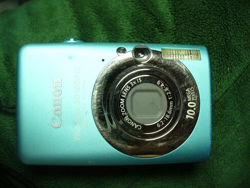 Canon PowerShot SD1200IS 10 MP Digital Camera with 3x Optical Image Stabilized Zoom and 2.5-inch LCD (Blue) (Renewed) in Kuwait