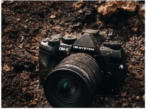 حزمة كاميرا Om SYSTEM OM-5 Mark II بدون مرآة (أسود) | الملحقات المتضمنة (5 قطع) in Kuwait