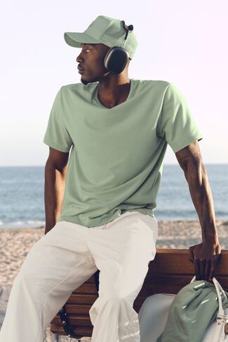 Alo Yoga Street Essential Tee - Dune Grass in Saudi Arabia