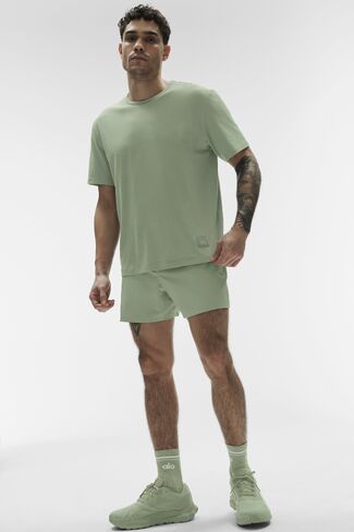 Alo Yoga Street Essential Tee - Dune Grass in Saudi Arabia