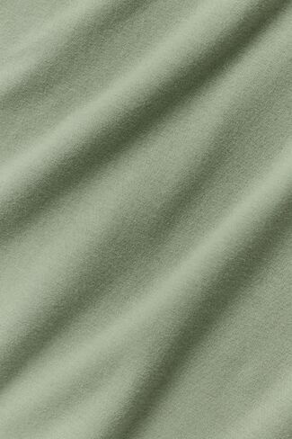Alo Yoga Street Essential Tee - Dune Grass in Saudi Arabia