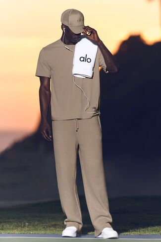 Alo Yoga Street Essential Tee - Gravel in Saudi Arabia